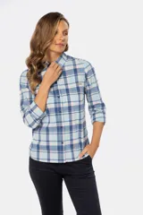 Camisa de algodón a cuadros azules y celestes con detalles en rosa, de manga larga con puños abotonados y dos bolsillos en el pecho con botón.