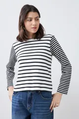 Remera de manga larga a rayas horizontales blancas y negras.
