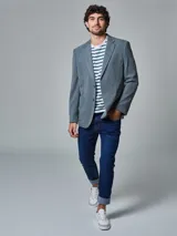 Remera de algodón blanca con rayas horizontales verdes y cuello redondo.