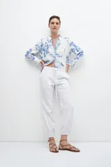 Pantalón jogger blanco de lino con cintura elastizada y cordón ajustable.