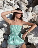 Brazalete ancho de bronce macizo con textura irregular.