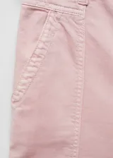 Pantalón de algodón color rosa, de corte recto, con trabillas, bolsillos laterales y traseros, cierre de cremallera y botón, tiro medio, cinturón desmontable y costuras decorativas.