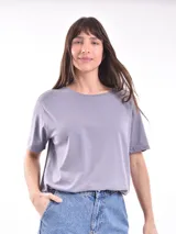 Remera gris de corte recto y mangas cortas.