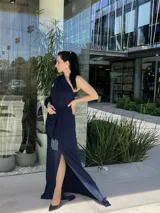 Vestido largo azul marino de fiesta con un solo hombro, abertura lateral y detalle de lazo en la cintura.