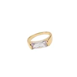 Anillo dorado de acero quirúrgico con circonia baguette rectangular.