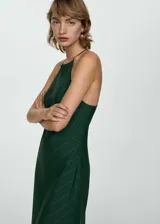 Vestido midi verde oscuro con estampado de rayas diagonales finas, cuello halter y tirantes finos.