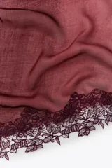 Pañuelo rectangular color borgoña, confeccionado en modal y seda, con aplicación de encaje a tono en los bordes.