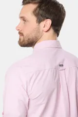 Camisa celeste a rayas verticales, de manga larga con opción de enrollar, corte slim fit, con bolsillo en el pecho y confeccionada en algodón.