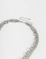 Collar corto de tres capas plateado, con dije de candado en forma de corazón y dije de llaves.