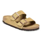 Sandalias Birkenstock Arizona color crema, con doble tira de cuero sintético y hebillas ajustables.