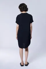 Vestido corto camisero negro con cuello en V y mangas cortas.