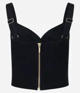 Top cropped blanco de tirantes anchos, confeccionado en tejido de punto texturizado, con escote en V y detalle de nudo o torcido en el centro del busto.