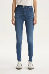 Jeans de tiro alto color azul, ajustados en cadera y muslos, con pierna súper ajustada y denim stretch.