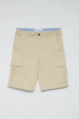 Bermuda cargo color beige con bolsillos laterales y traseros.