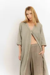 Túnica larga color beige de lino con bordados en el frente y mangas largas.
