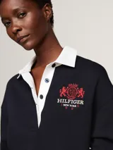 Vestido corto Tommy Hilfiger de estilo rugby, color azul marino, con cuello blanco, mangas largas y logo bordado en el pecho.