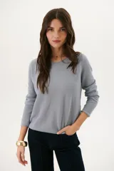 Sweater azul de tejido de punto con cuello redondo y mangas largas.