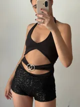 Short negro de tiro alto con lentejuelas.