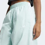 Pantalón deportivo celeste de corte holgado con cintura elástica y puños elásticos.