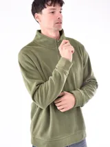 Buzo de micropolar verde oliva con cuello alto y cierre parcial con cremallera.