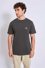 Remera gris oscuro de algodón con cuello redondo y estampado pequeño en el pecho.