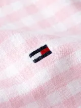 Camisa de algodón Oxford con motivo de cuadros Vichy rosas y blancos, corte regular, cuello con botones, puños con botones y logo de Tommy Hilfiger bordado en el pecho.