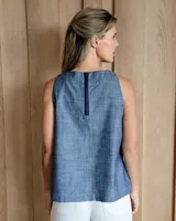 Musculosa sin mangas color beige, con un corte cómodo y diseño minimalista.