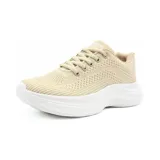 Zapatillas deportivas acordonadas color lila, con suela blanca gruesa.