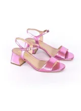 Sandalias de tacón bajo color rosa metálico, con tira delgada sobre los dedos y pulsera al tobillo con hebilla.