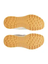 Championes urbanos Under Armour modelo Street Mirage, color crema con detalles en blanco y suela color caramelo. Capellada de malla y superposiciones de gamuza.