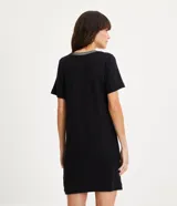 Vestido corto negro de viscosa con mangas cortas y cuello redondo de punto en color blanco y gris.