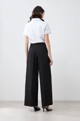 Pantalón sastrero negro de corte wide leg.