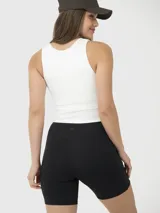 Top musculosa crop color blanco, con breteles anchos y diseño cruzado con abertura en el frente.