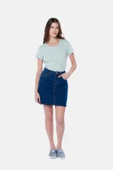 Minifalda de jean azul oscuro con spandex.