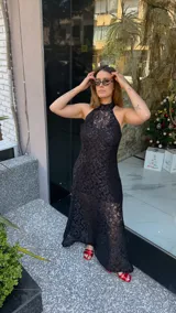 Vestido largo de encaje negro con lurex, cuello halter y tajos laterales. Incluye un vestido corto removible como forro.