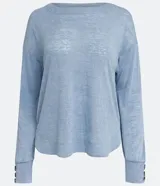Blusa celeste de viscosa con cuello redondo, mangas largas y puños con botones.