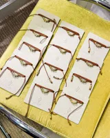 Collar corbatero con hilo de algodón natural color suela y dije de bronce macizo con forma de flores.