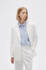 Blazer color marfil de corte recto, con solapas y cierre de un botón.