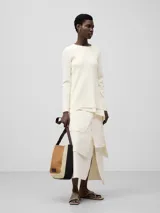 Bolso hobo grande tricolor de rafia, con asa larga regulable con gemelos logotipados y cierre magnético.