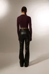 Pantalón negro de eco cuero, corte flare.