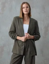Blazer blanco de lino con cuello con solapa, bolsillos sastre y mangas fruncidas.