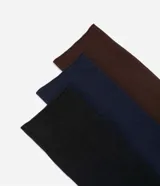 Kit de tres pares de medias de vestir lisas, confeccionadas en poliamida. Incluye un par color piel, un par negro y un par gris oscuro.