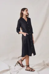 Vestido camisero midi negro con botones frontales y mangas 3/4.