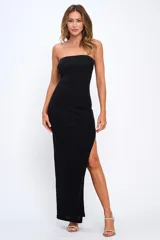 Vestido largo de fiesta negro con brillos, corte ajustado, sin mangas y con abertura en la pierna.