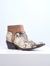 Bota corta de cuero con estampado de piel de serpiente, caña baja con detalle en cuero negro liso y taco cuadrado.