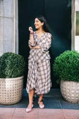 Bailarinas de terciopelo de seda rosa con diseño anudado al tobillo, trasera de terciopelo negro y borlas de ante negro. Incluye plantilla de piel y plantilla extra de lana intercambiable.