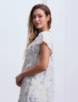 Vestido corto estampado, marca Marissa Olivia. Cuello a la base con frunce y lazo de ajuste. Terminación de ruedo con volado. Forro interno a tono.