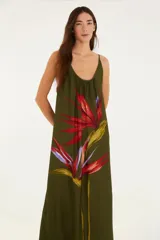 Vestido largo con estampado de aves del paraíso, tirantes finos y escote en V.