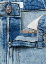 Falda midi de jean celeste, de corte recto, con cinco bolsillos, trabillas para cinturón y abertura trasera.