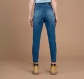 Pantalón de jean gris oscuro, corte skinny y tiro medio.